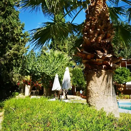 2 Bed With Pool & Garden Yeroskipou