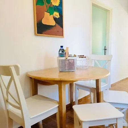 2 Bed With Pool & Garden *