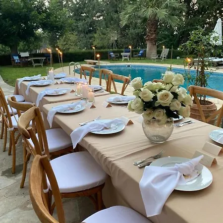 2 Bed With Pool & Garden *