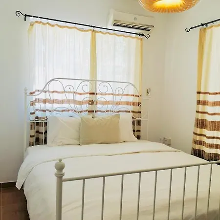 2 Bed With Pool & Garden Apartment *
