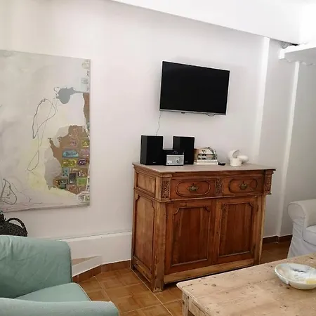 2 Bed With Pool & Garden *
