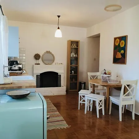 2 Bed With Pool & Garden Apartment