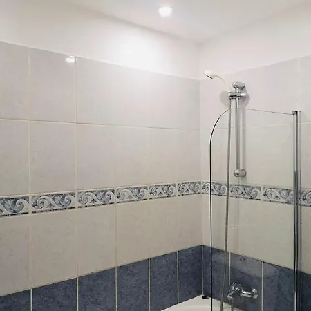 2 Bed With Pool & Garden Apartment *