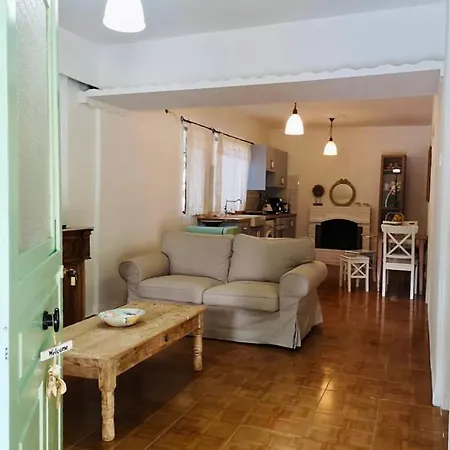 2 Bed With Pool & Garden Geroskipou