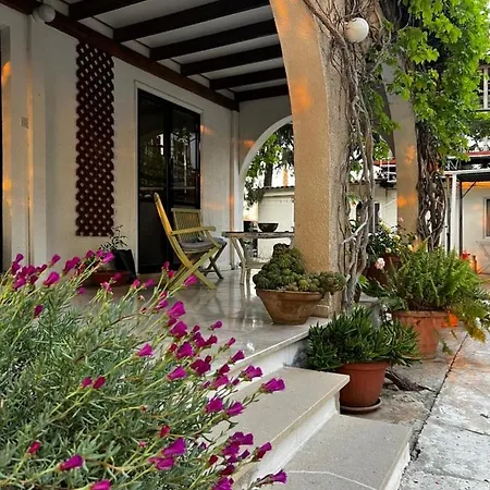 2 Bed With Pool & Garden Apartment *